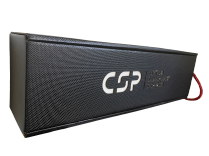 Białe logo na czarnym pudełku